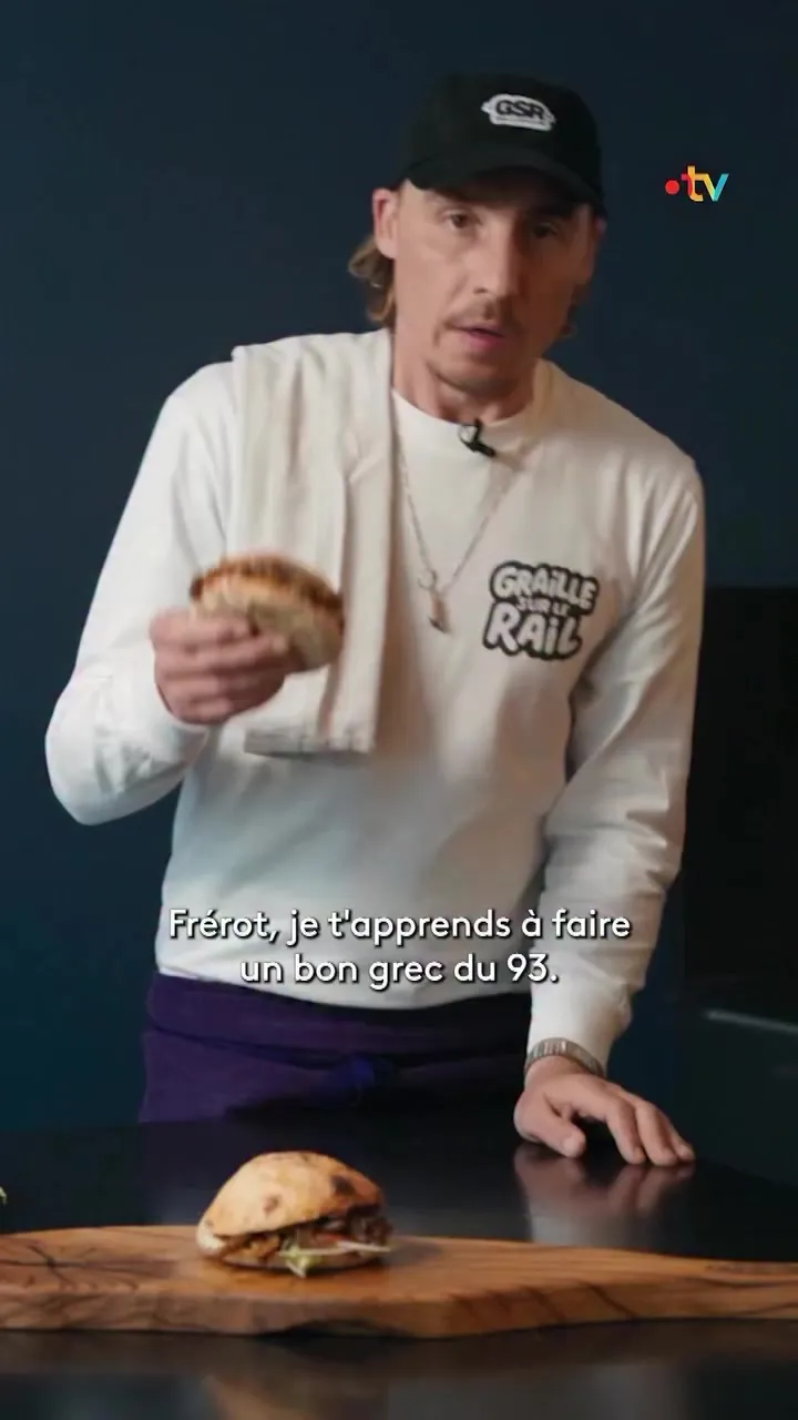 Kebab from the 93: Scotchman holds up a kebab bun in the studio, vertical recipe film for Graille sur le rail