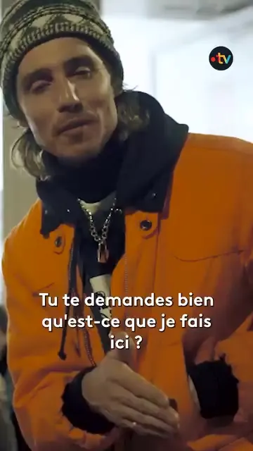 Graille sur le rail, teaser: Scotchman in an orange jacket wonders out loud what he is doing here, vertical film