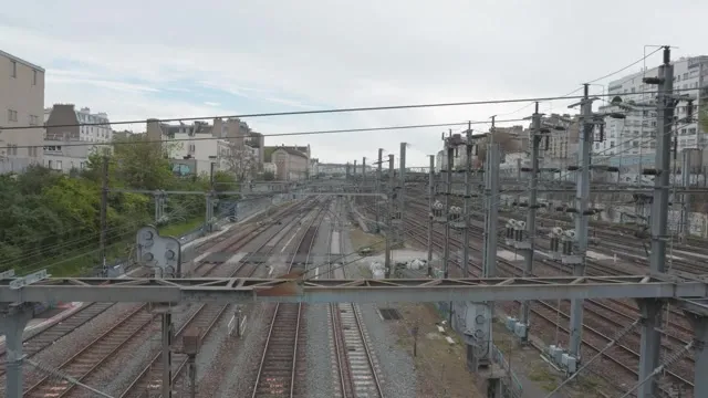 Graille sur le rail, title sequence (director's cut): railway tracks and overhead lines seen from a bridge